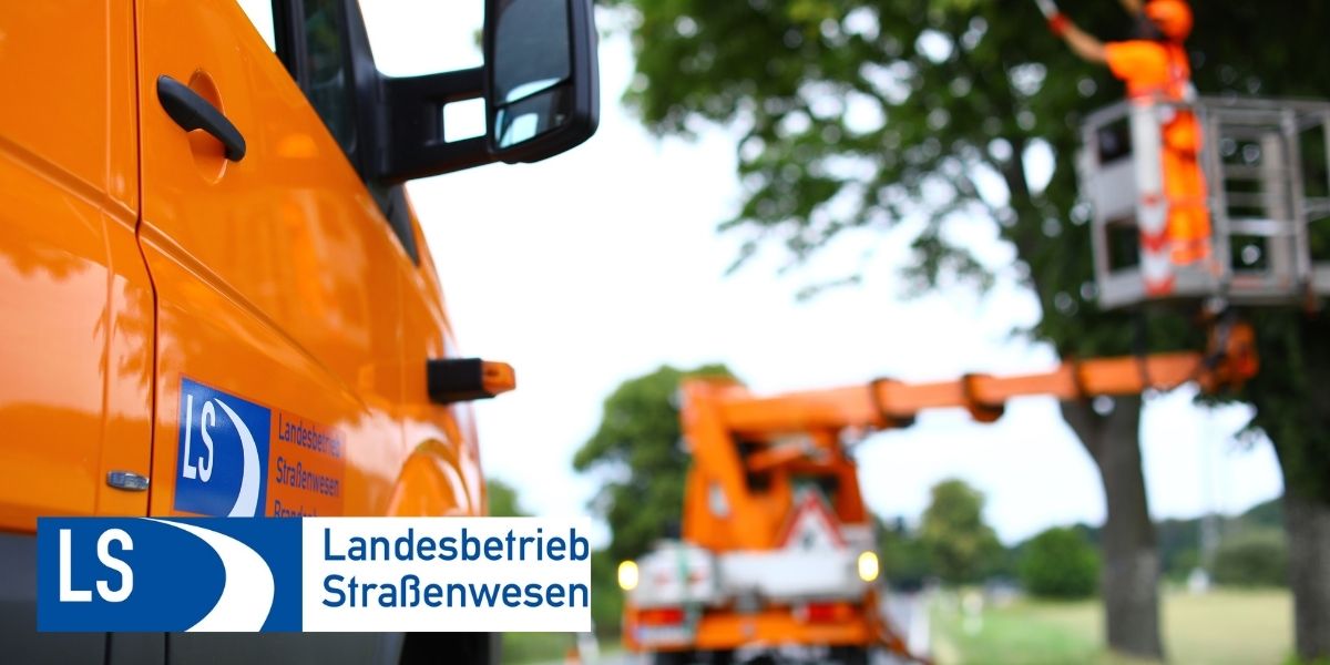 Landesbetrieb Straßenwesen (LS) Teil eines Fahrzeugs des Landesbetriebs Straßenwesen, Signat und schriftzug des Landesbetriebs Straßenwesen