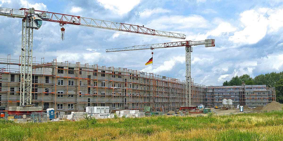 Neubauvorhaben in Teltow Wohnblock-Baustelle mit zwei Kränen