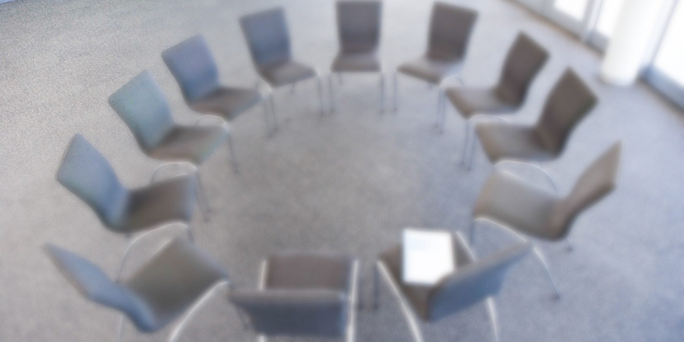 Stühle in Kreisform aufgestellt