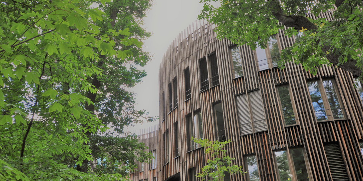 Holzfassade des Gebäude des Potsdam-Instituts für Klimafolgenforschung (PIK)