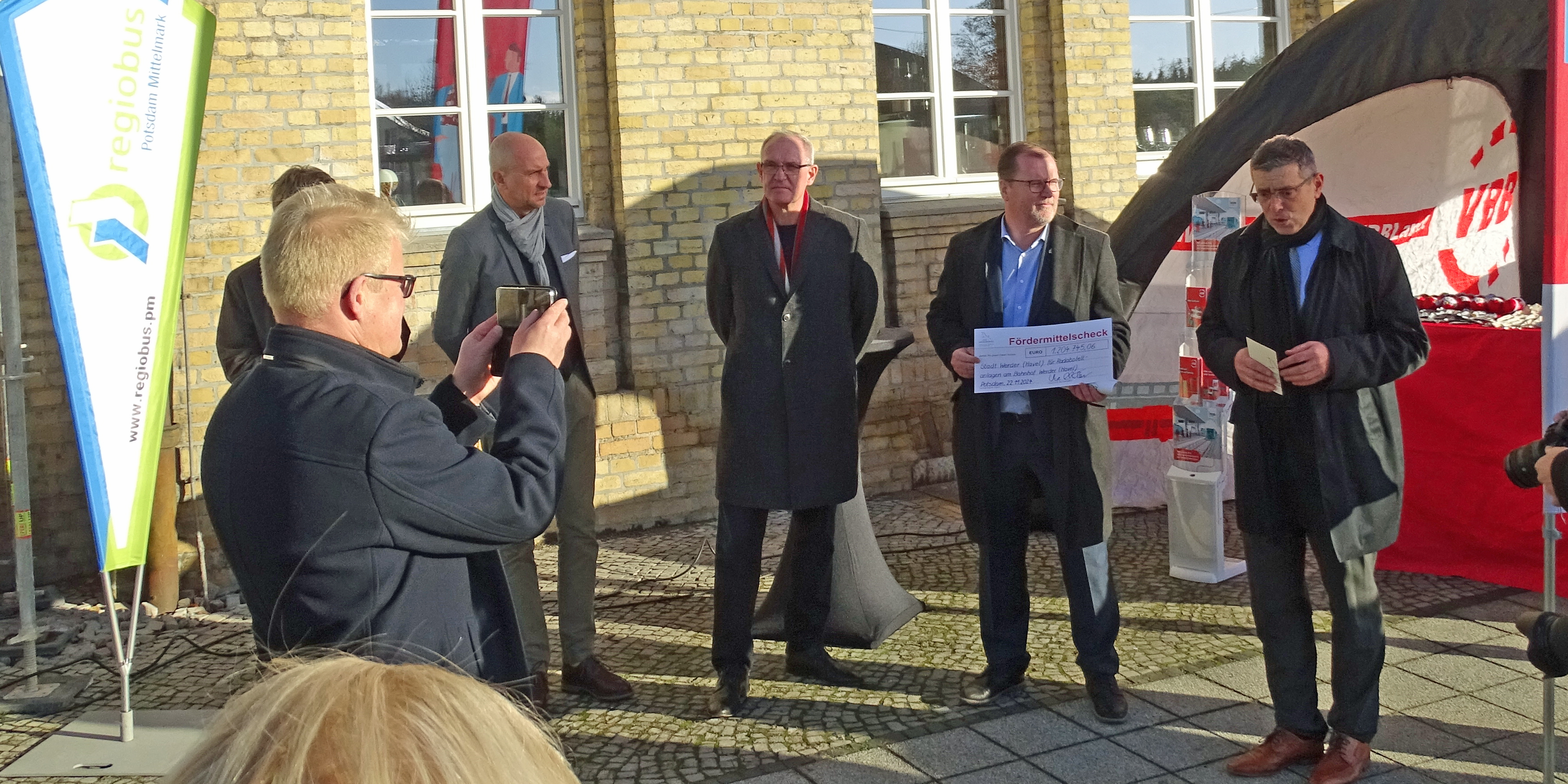 Verkehrsstaatssekretär Uwe Schüler übergibt Fördermittel für ein RadPark-Haus am Bahnhof Werder (Havel)