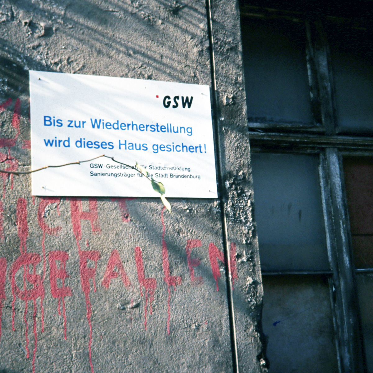 Eine Plakataktion der Wohnbaugesellschaft GSW in Brandenburg an der Havel zeigt, wohin die Reise geht. Haus für Haus, Straßen für Straße wird saniert.