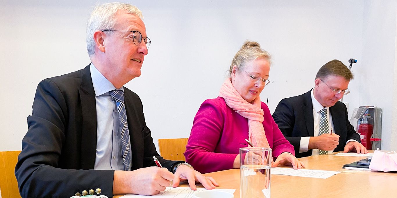Guido Beermann, Maren Keren und Harald Jahnke bei der Unterzeichnung der Kooperationsvereinbarung