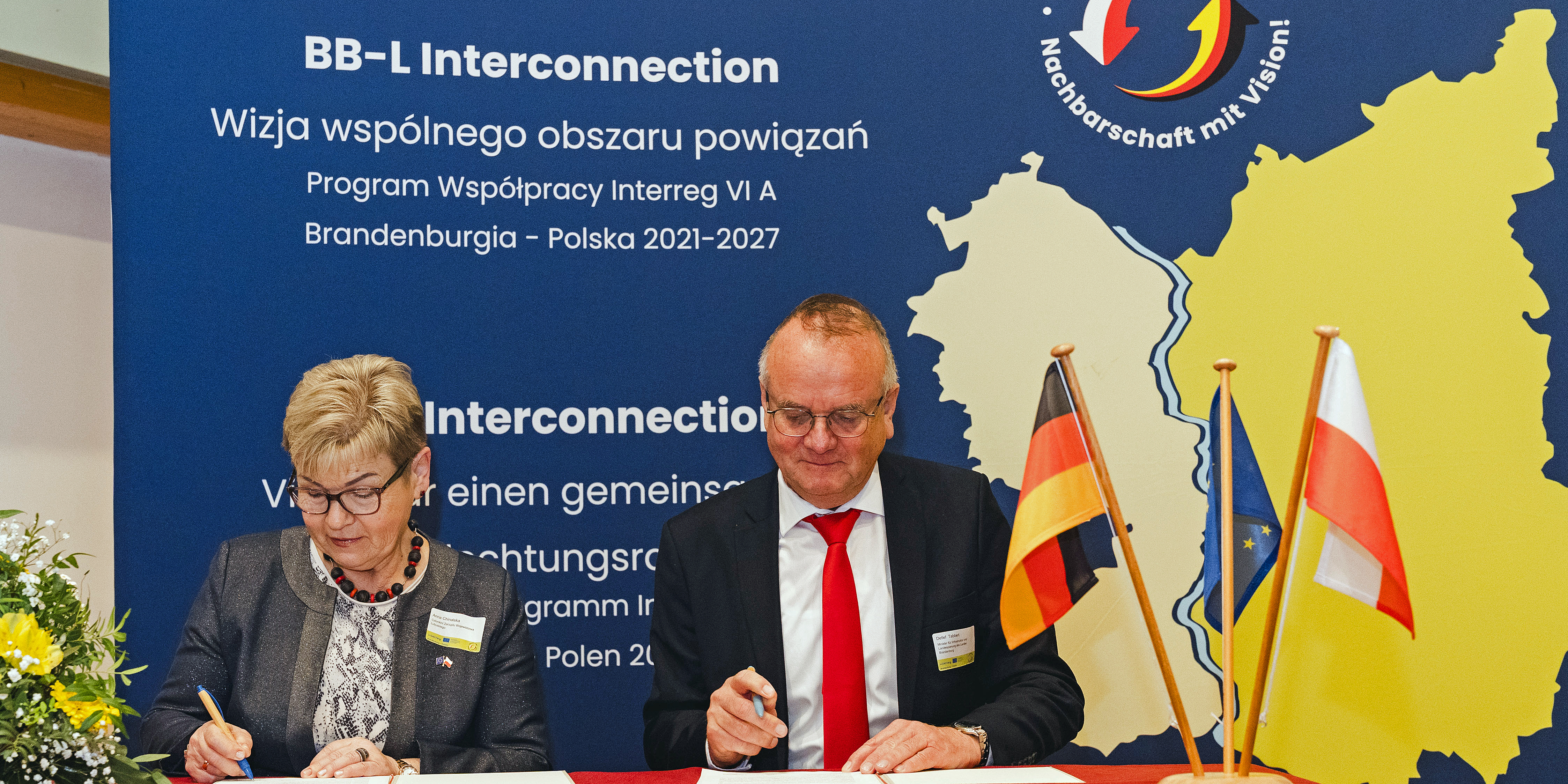 Minister Detlef Tabbert und Vorstandsmitglied Anna Chinalska Absichtserklärung