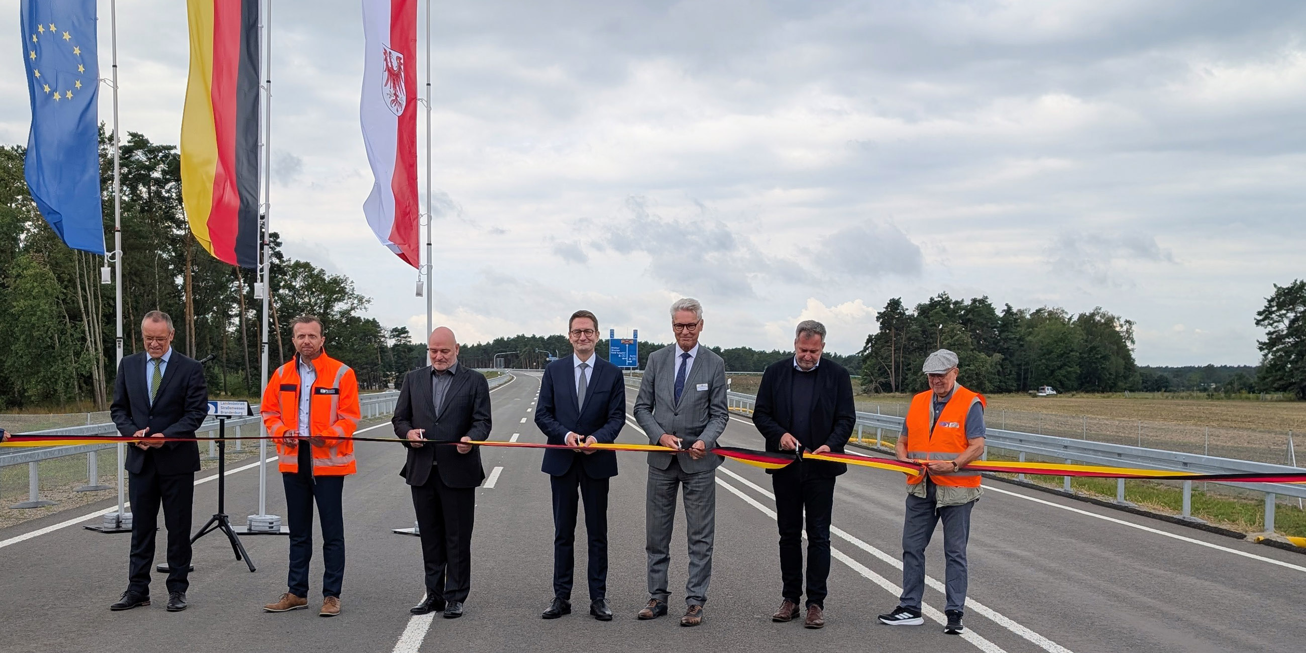 Foto von der Freigabe, Flaggen und handelnde Personen auf der neuen Straße