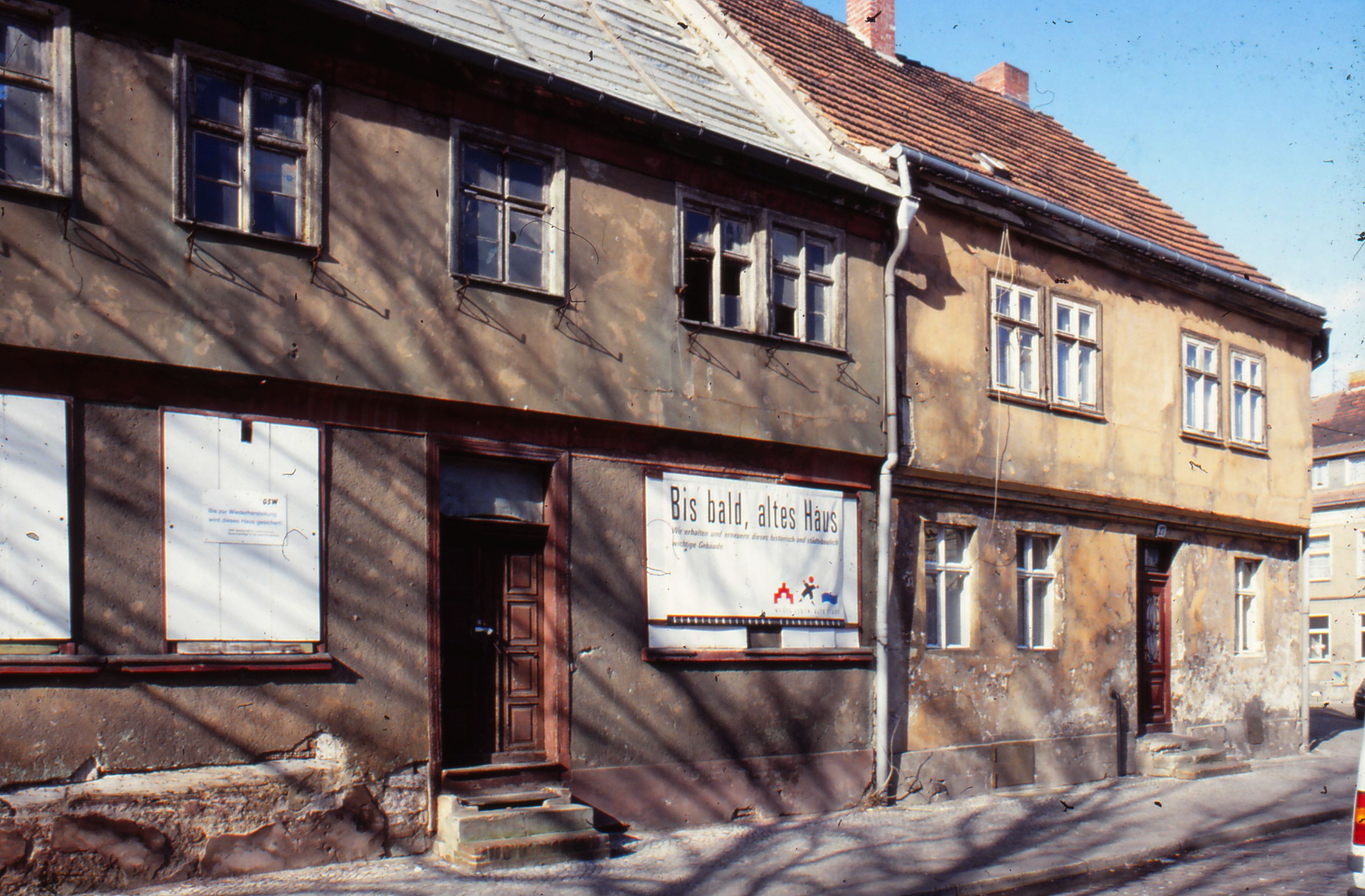 Anfang der 90er hing an vielen Häusern der Spruch "Bild bald, altes Haus". Wie ein Versprechen, das später eingelöst wurde.