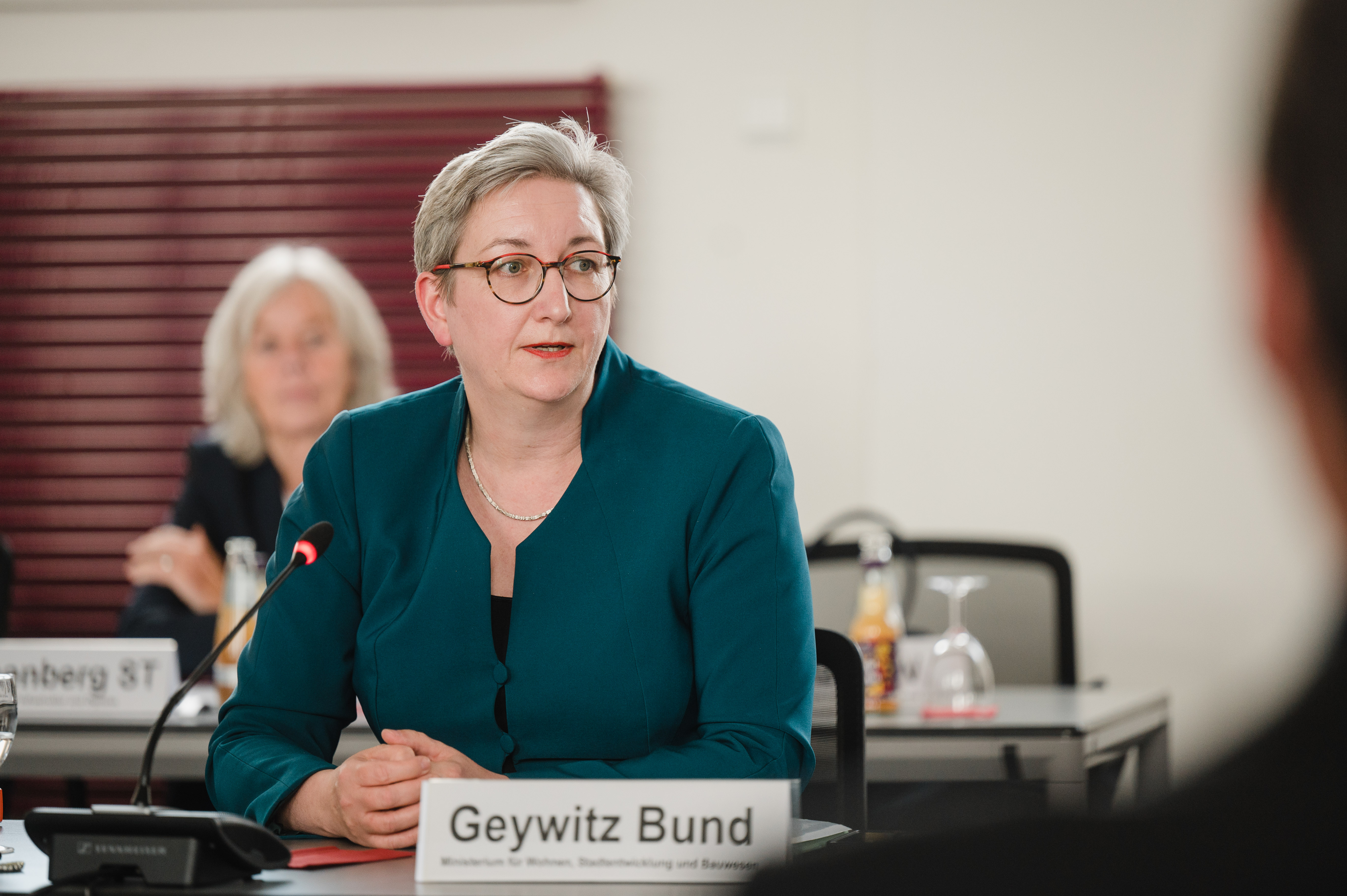 Klara Geywitz spricht, am Konferenztisch sitzend 