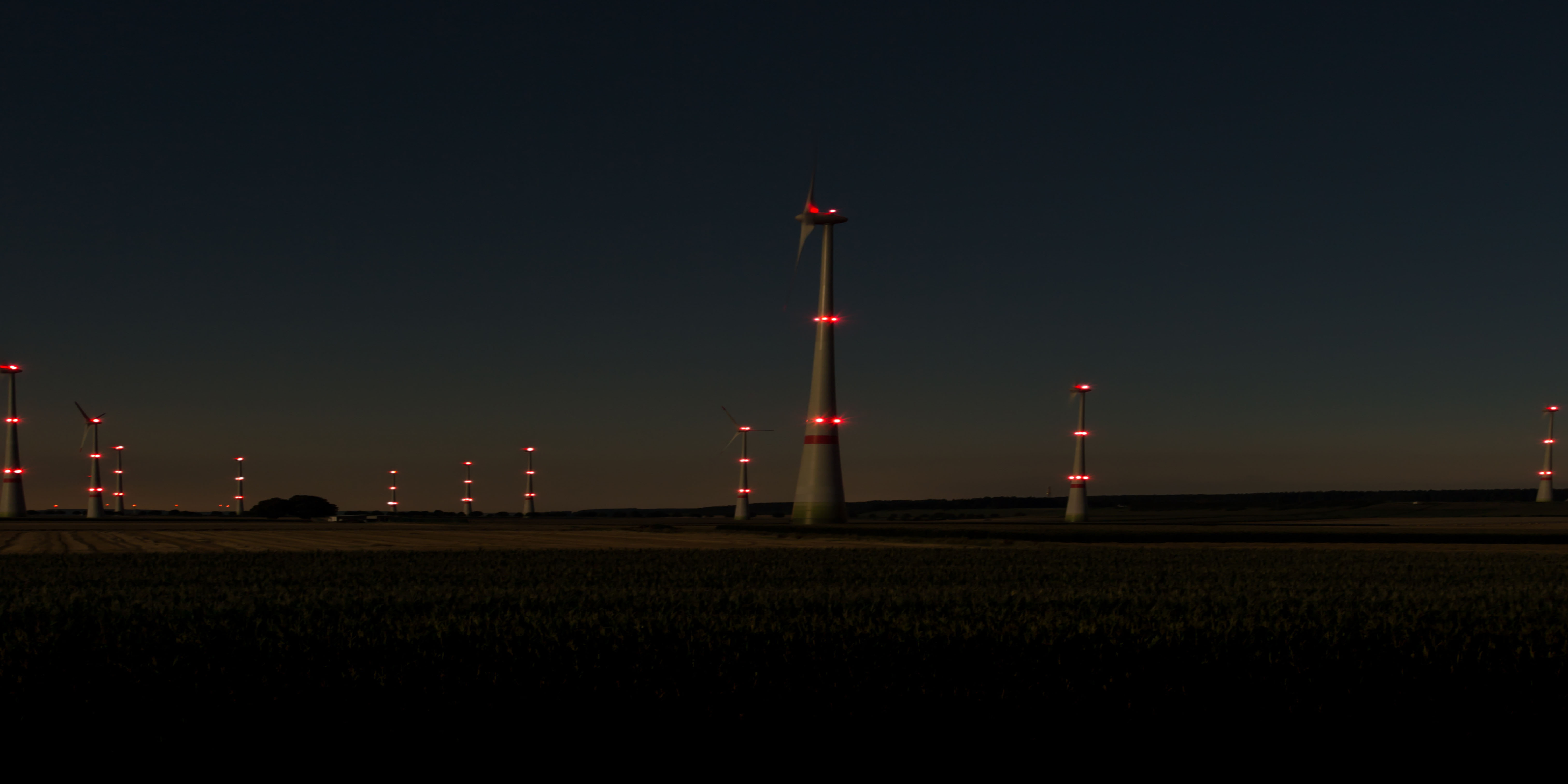 Windkraftanlgen bei Nacht Windkraftanlagen nachts mit roten Kennzeichnungsleuchten