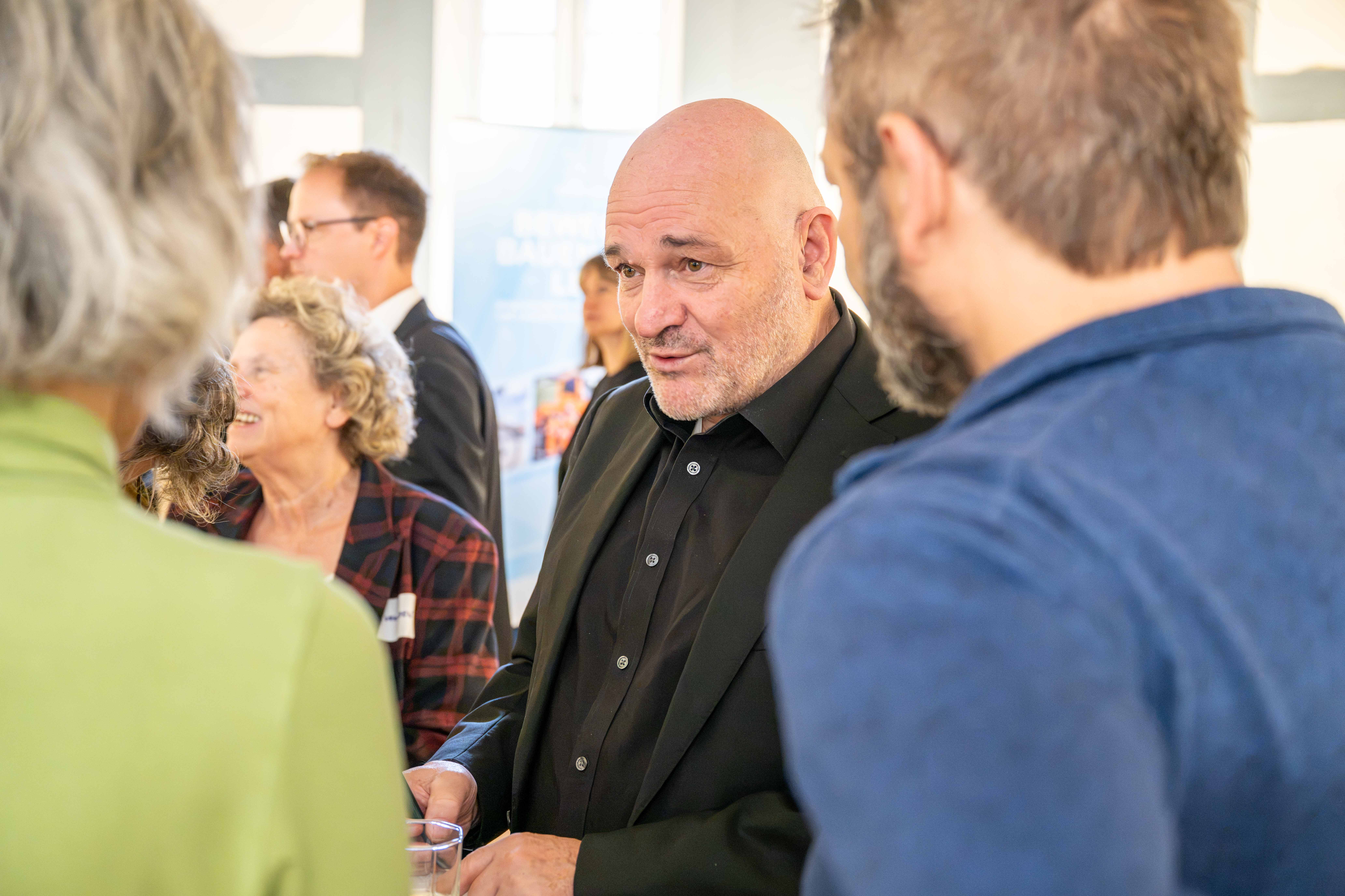 Minister Robert Crumbach im Gespräch mit Bürgerinnen und Bürgern
