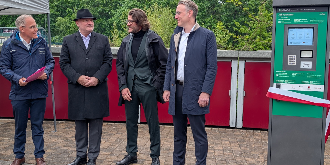Infrastrukturminister Robert Crumbach bei der Eröffnung der neuen Fahrradboxen
