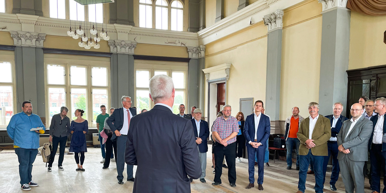 Minister Beermann spricht beim feierlichen Beginn der Sanierung des Bahnhofempfangsgebäudes in Wittenberge