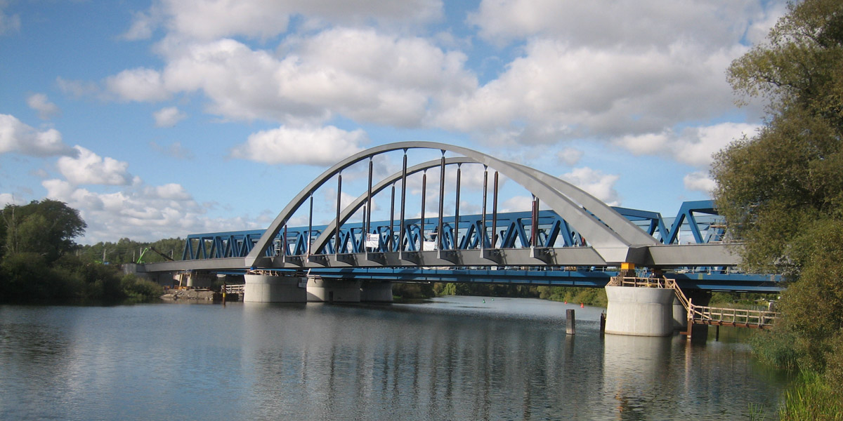 Eine Brücke führt über einen Fluss
