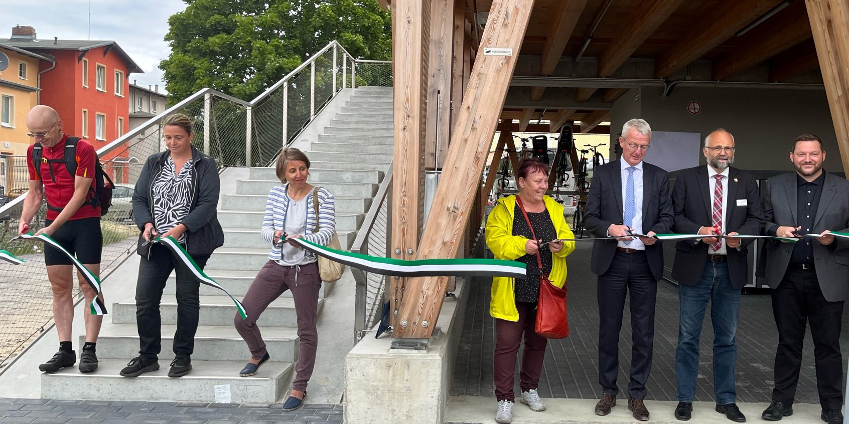Verkehrsminister Guido Beermann bei der Einweihung des neuen Fahrradparkhauses am Bahnhofsring in Eberswalde