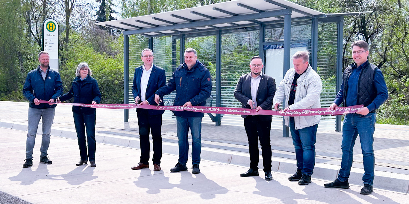 Verkehrsminister Rainer Genilke bei der feierlichen Eröffnung des Bahnhofsvorplatzes in Wusterhausen/Dosse