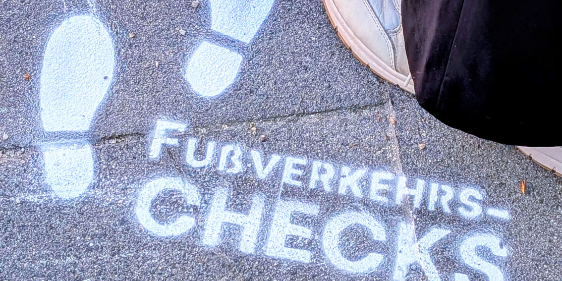 Fußverkehrschecks auf den Boden gemalt 
