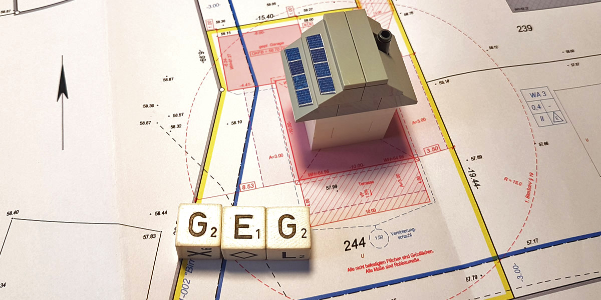 Energieeinsparungsgesetz eine Bauzeichnung; ein Gesetzesblatt zum Energieeinsparrecht; ein Haus aus Bausteinen mit einem Solardach sowie Holzwürfel mit Buchstaben; G, E, G steht für Gebäudeenergiegesetz