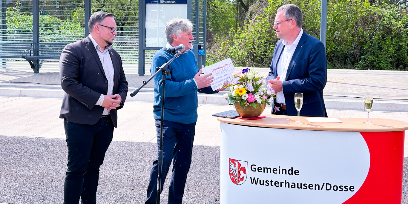Minister Rainer Genilke übergibt Wusterhausen Lottomittel für den Neubau eines Spielplatzes im Ortsteil Ganzer