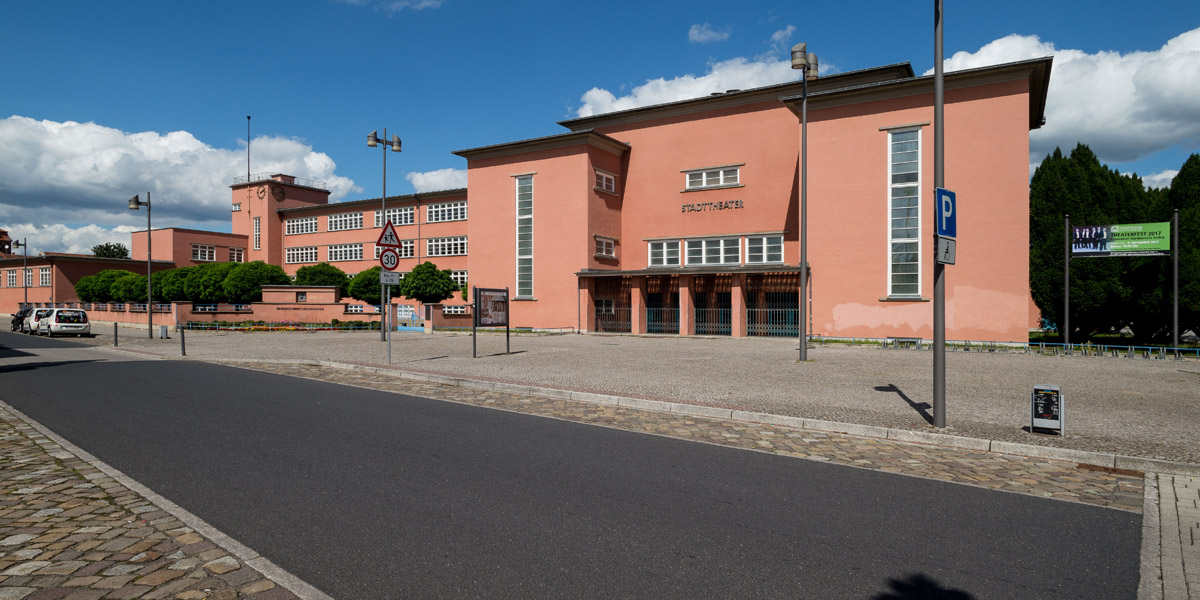 Fr.-Ebert-Grundschule und Stadttheater von Luckenwalde Die Fr.-Ebert-Grundschule und Stadttheater von Luckenwalde