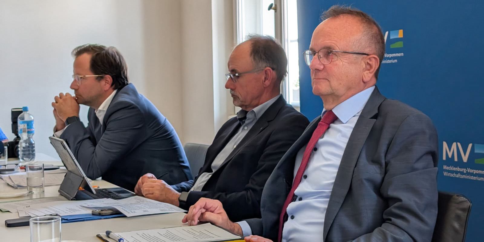Verkehrsminister Detlef Tabbert und Dr. Wolfgang Blank, Minister für Wirtschaft, Infrastruktur, Tourismus und Arbeit von Mecklenburg-Vorpommern, stellen in einer gemeinsamen Pressekonferenz die Ergebnisse des Streckengutachtens „Prignitz-Südmecklenburg“ vor