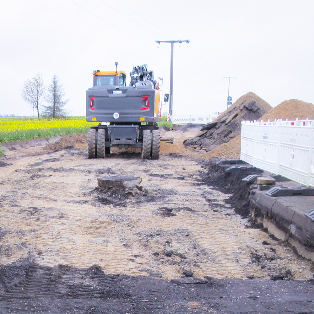 Bagger planiert Einfahrt