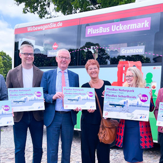 Übergabe der Förderschecks zum Plusbus