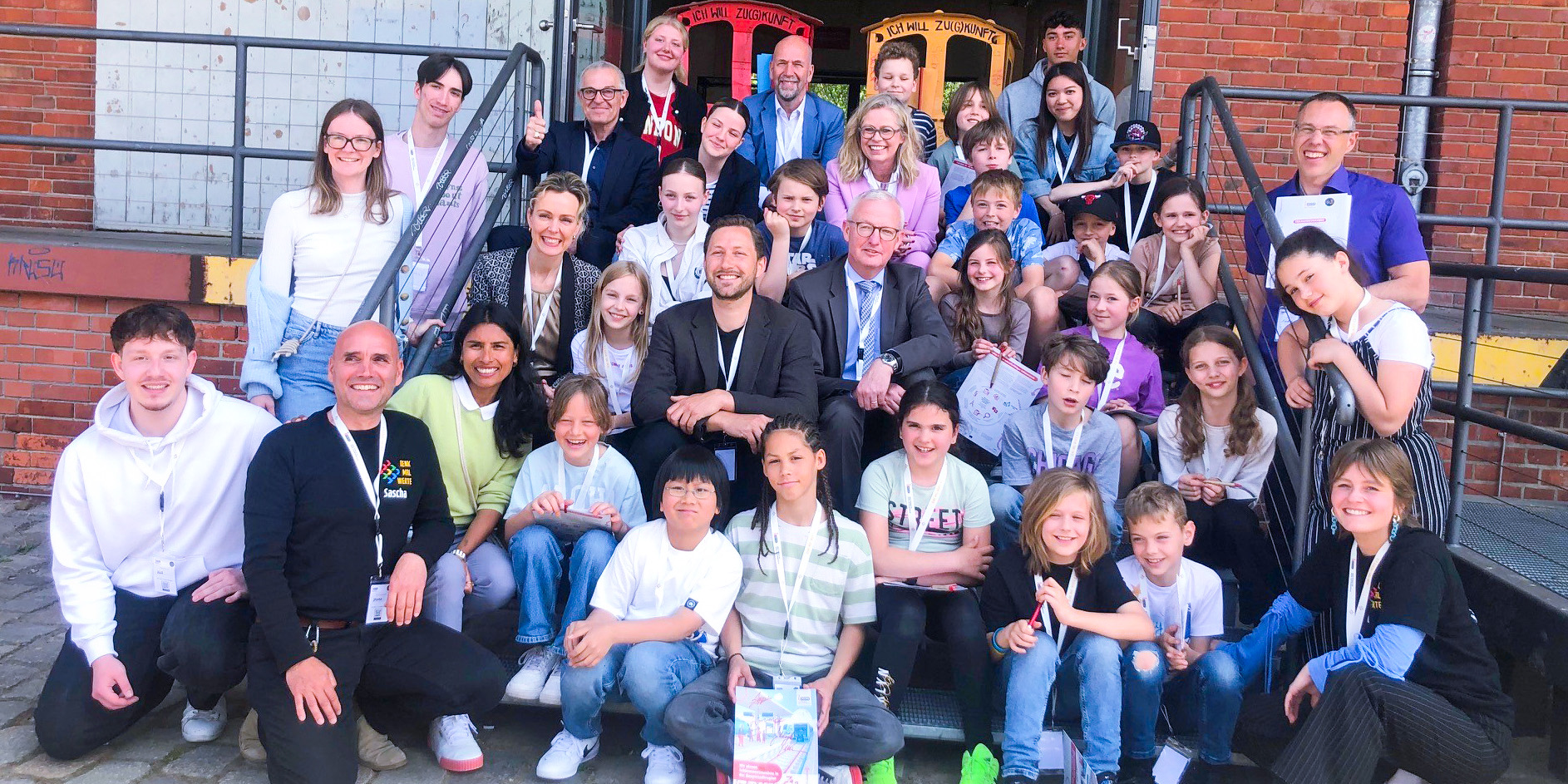 Gruppenbild mit Schüler*innen