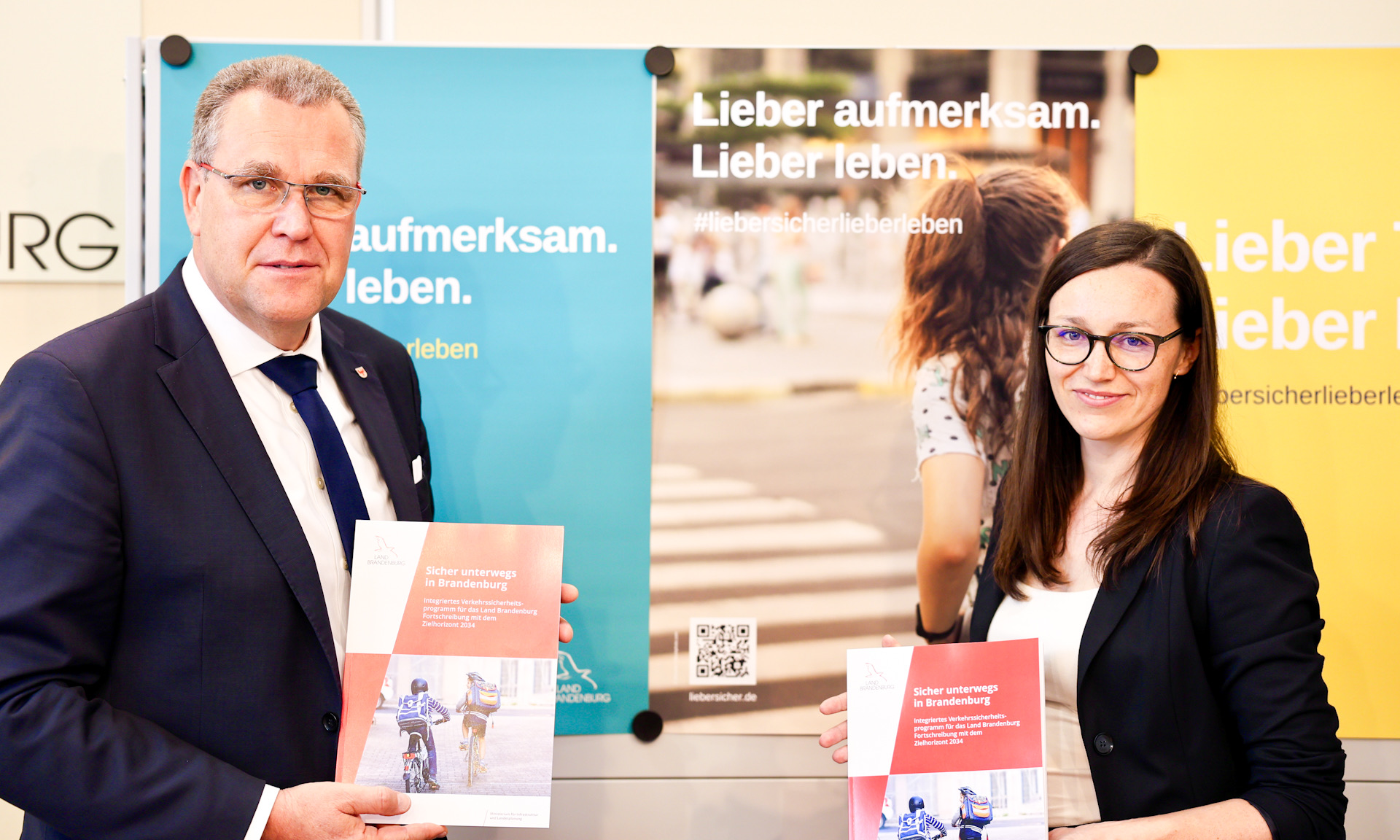 Minister Genilke und Patrycia Golda von der Agentur Medienlabor stellen das Verkehrssicheitsprogramm vor. 