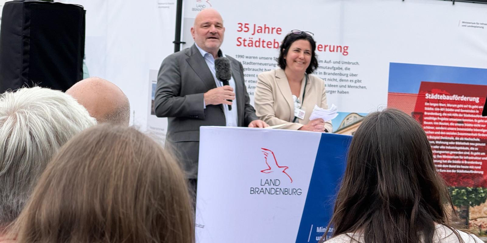 Minister Crumbach bei der Pressekonferenz Städtebauförderung in Potsdam