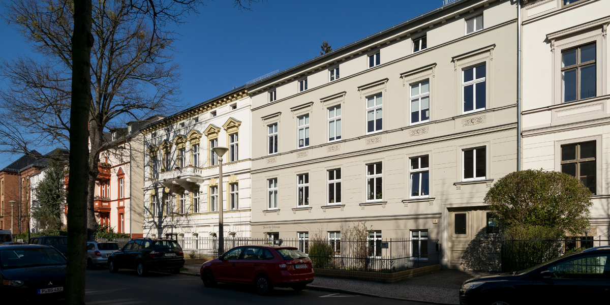 Auf dem Foto ist eine Häuserreihe an der Clara-Zetkin-Straße zu sehen.
