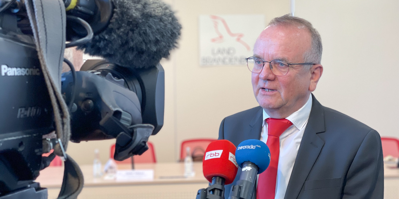 Minister Detlef Tabbert bei einer Pressekonferenz 