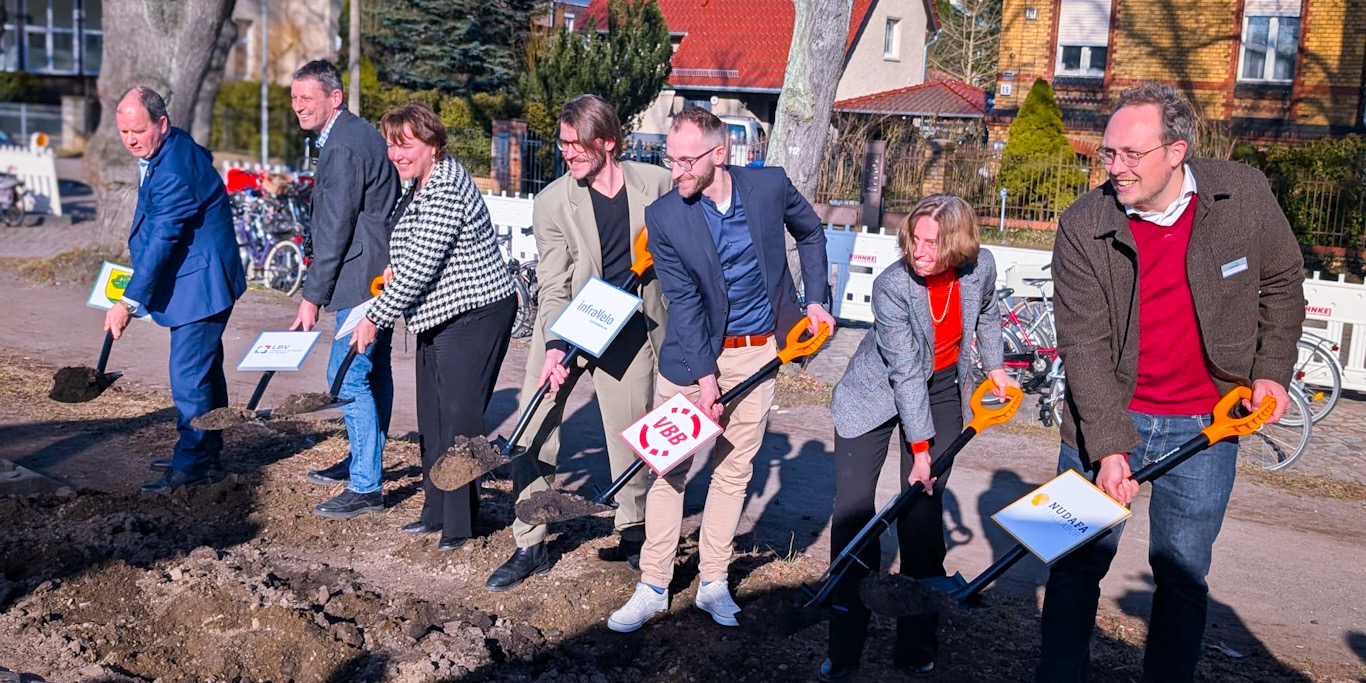 Staatssekretärin Bartmann beim symbolischen Spatenstich für den Neubau des Fahrradparkhauses am S-Bahnhof Eichwalde