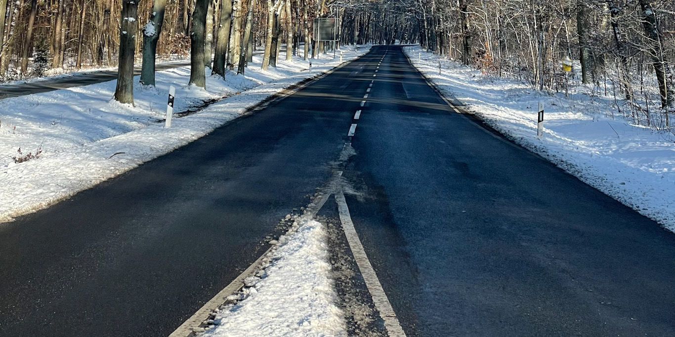 autofreie Straße in Brandenburg im Winter