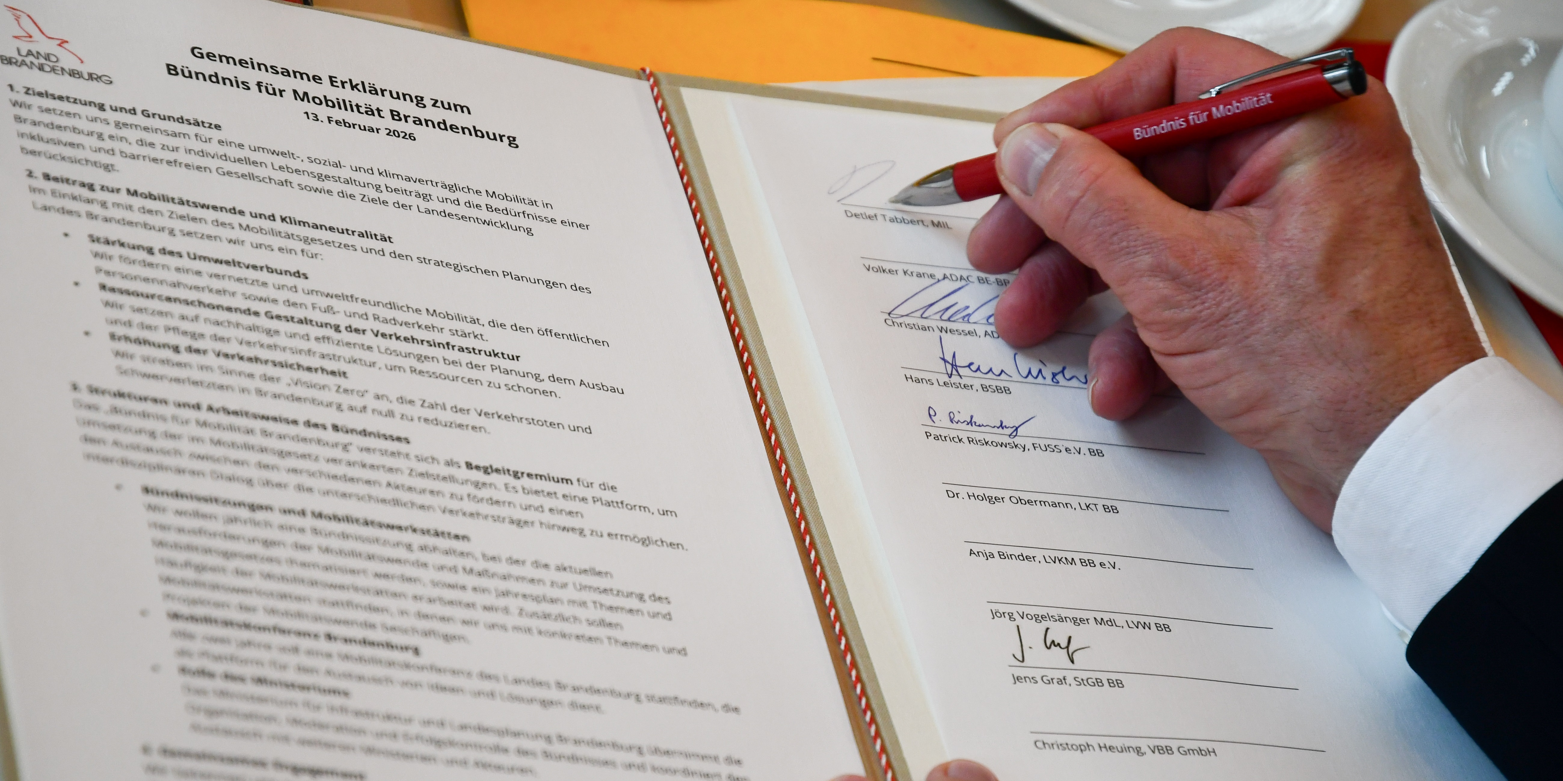 die Partner unterschreiben 