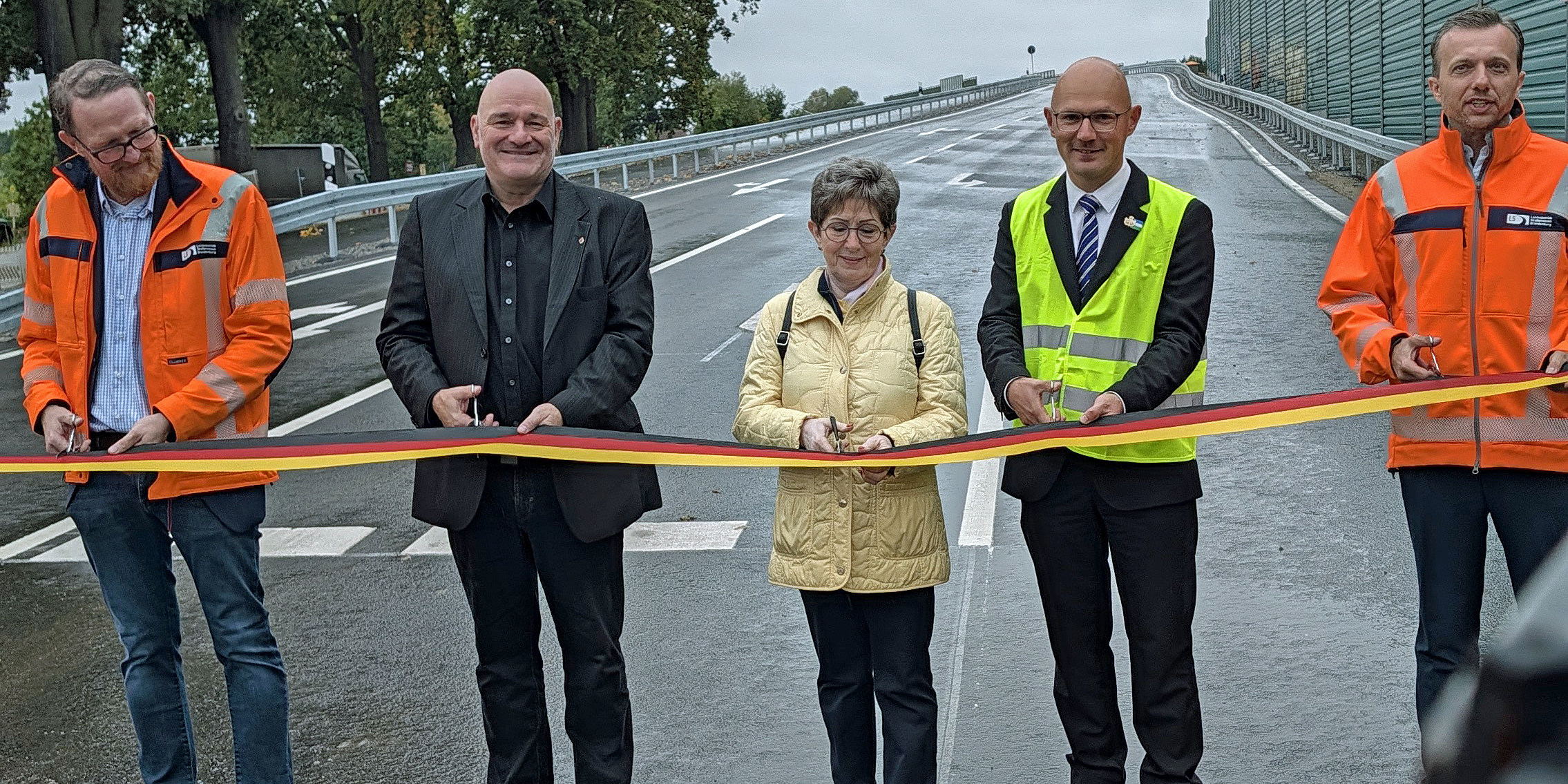 Verkehrsminister Robert Crumbach bei der Verkehrsfreigabe der Brücke an der B1 in Wust (Brandenburg an der Havel)