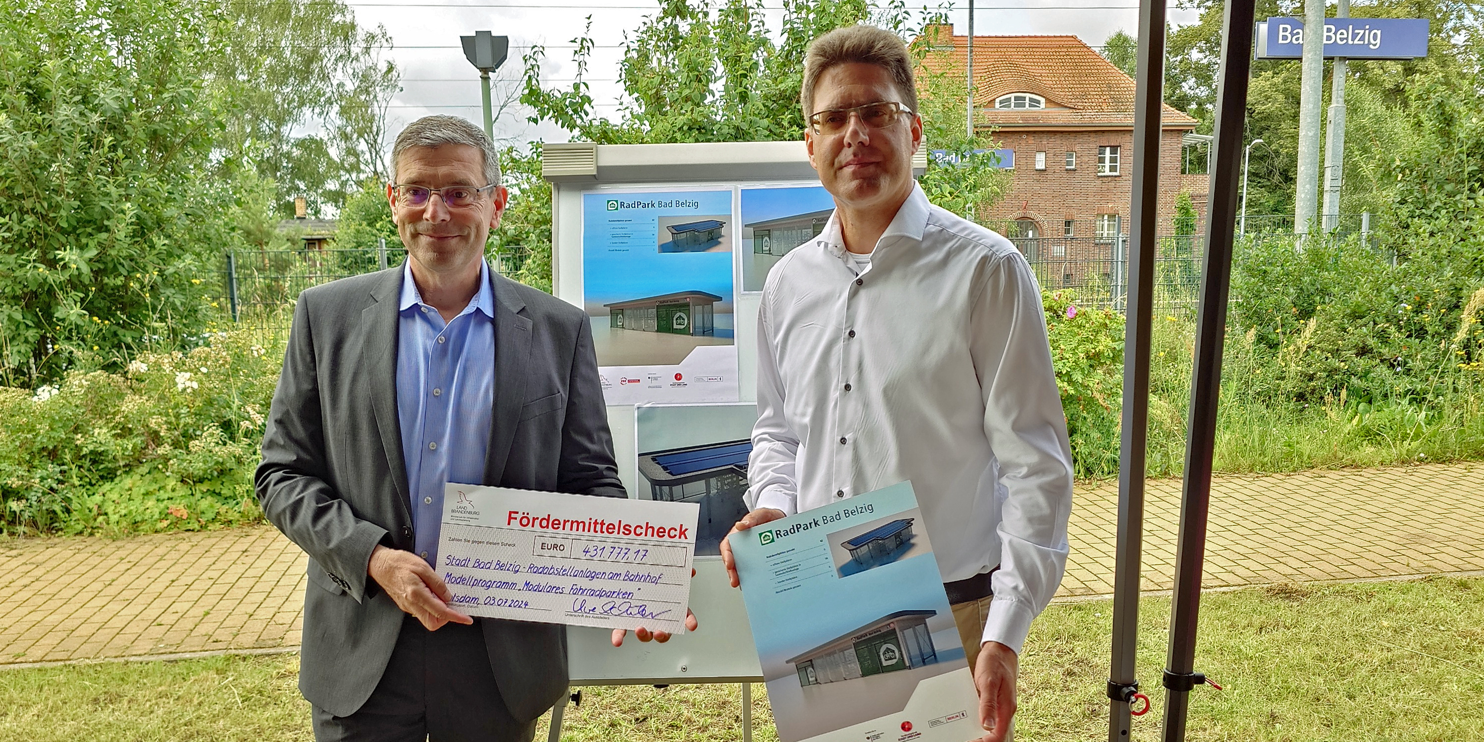 Infrastrukturstaatssekretär Uwe Schüler übergibt Fördermittel an Bad Belzigs Bürgermeister Dr.-Ing. Robert Pulz