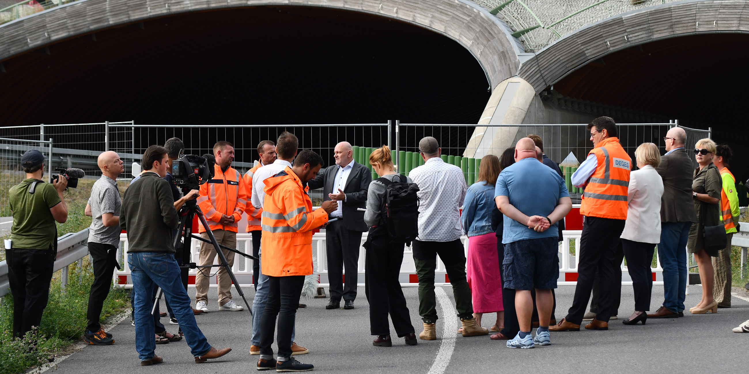 Minister Crumbach, Kolleg*innen des LS, der DEGES und kommunale Vertretende an der Grünbrücke