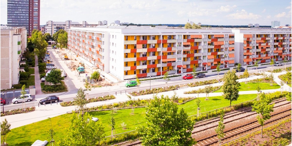 Gartenstadt Drewitz, ein sanierter Plattenbau mit bunten Balkonen