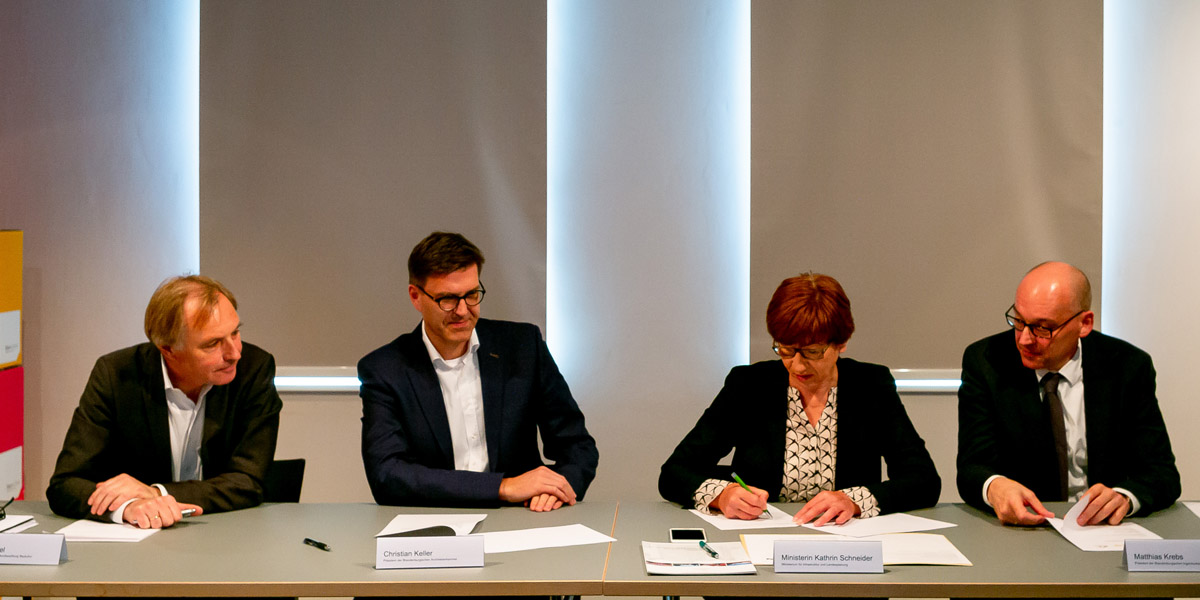 Die Koorperationsvereinbarung wird von der Ministerin Kathrin Schneider unterzeichnet.