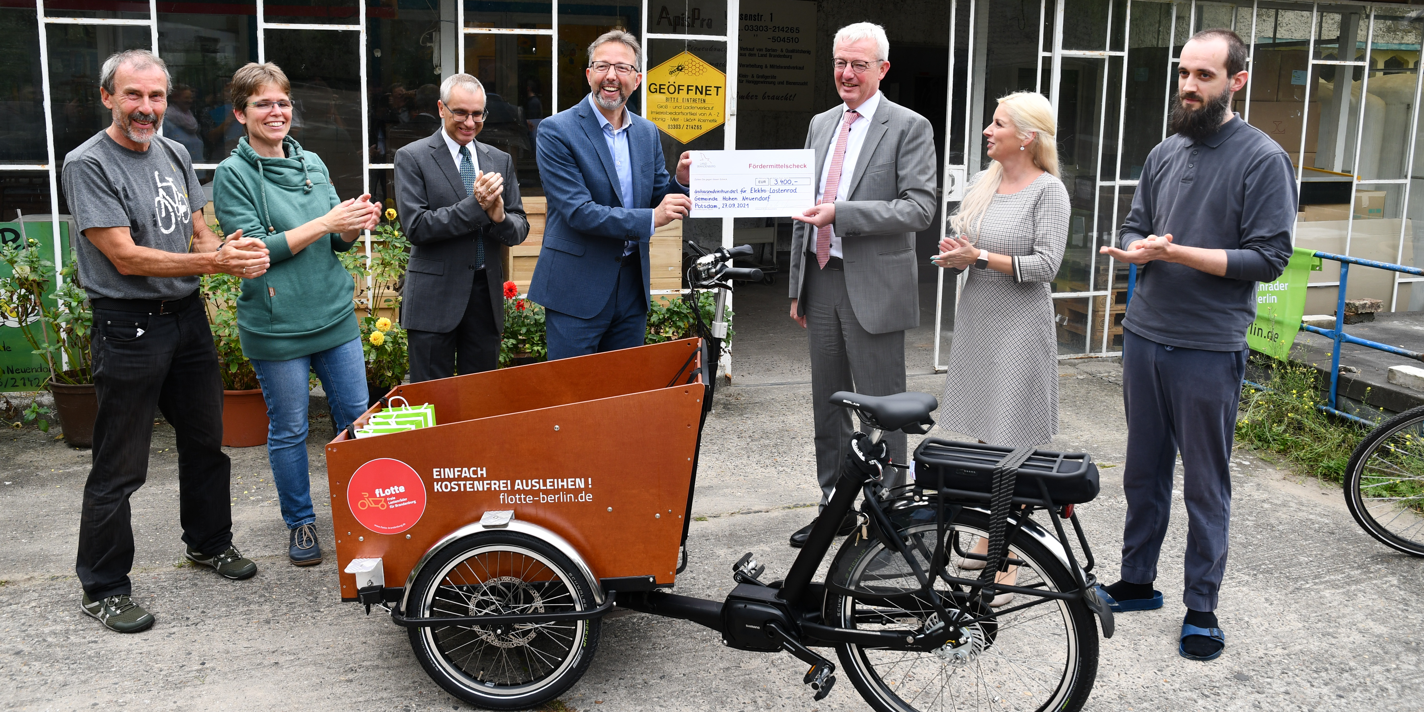 Minister Guido Beermann übergibt Förderbescheid für "Maja". Das Lastenrad in Hohen Neuendorf steht künftig den Bürgerinnen und Bürgern der Stadt zur Verfügung. 