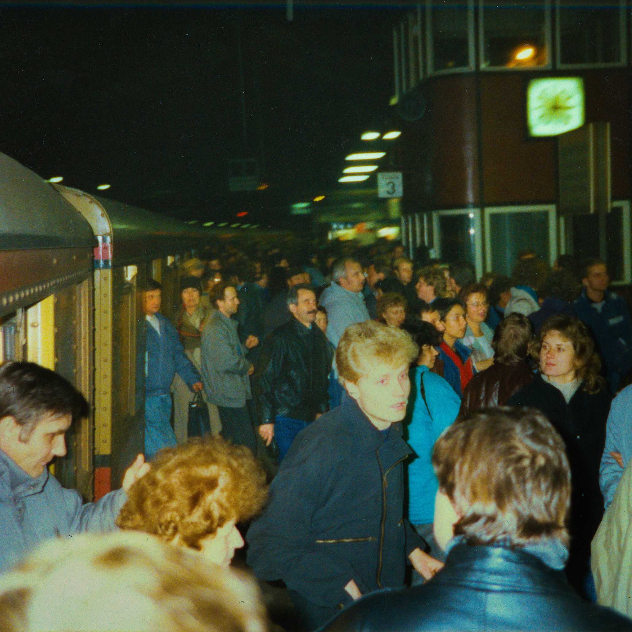 Hunderte Menschen steigen in der Nacht des Mauerfalls aus der S-Bahn im Westen aus 