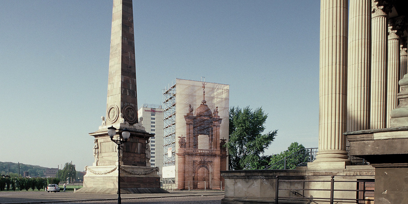 Alter Markt vor dem Umbau - ein Plakat deutet an, wo das Stadtschloss entstehen soll