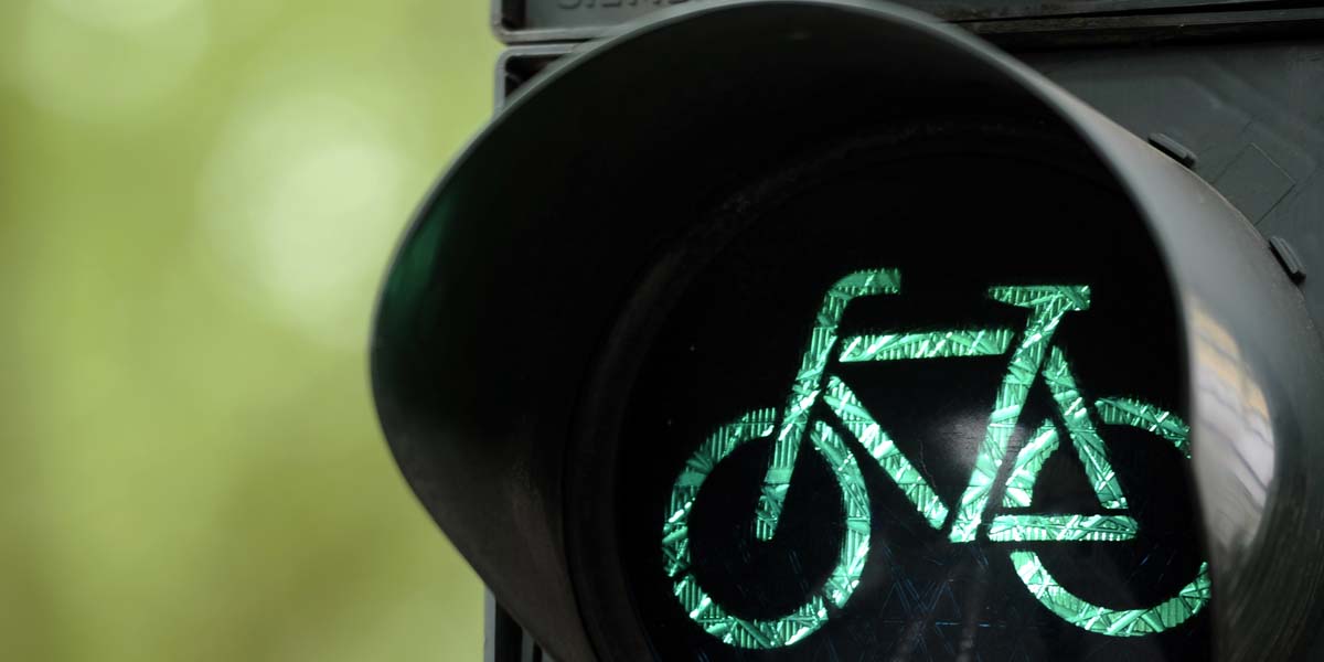 Eine Radfahrerampel, die auf grün steht.