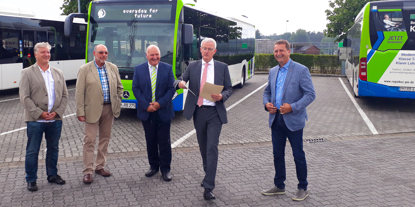 Zweite Runde: Minister Beermann übergibt die Förderung der innovativer Mobilität. Nach dem Rufbus, eShuttle und dem Welterbebus geht es jetzt klimafreundlich zur Landesgartenschau 2022 nach Beelitz. 