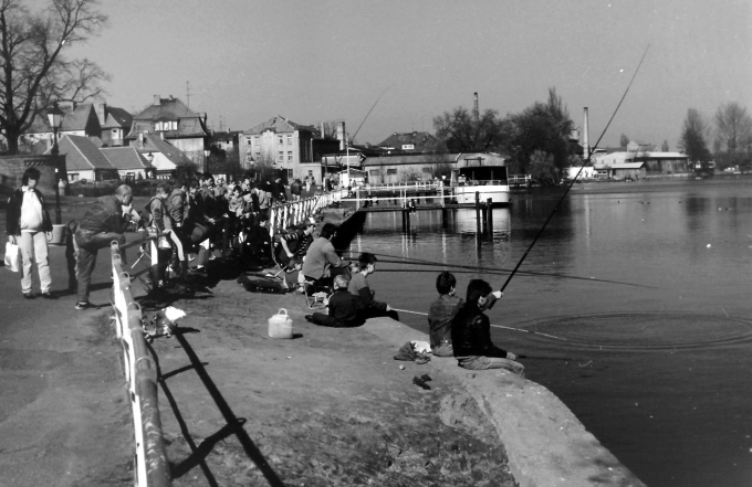 ...gelegentlich auch eine wohlverdiente Pause, wie hier beim Angeln an der Uferpromenade in Neuruppin.