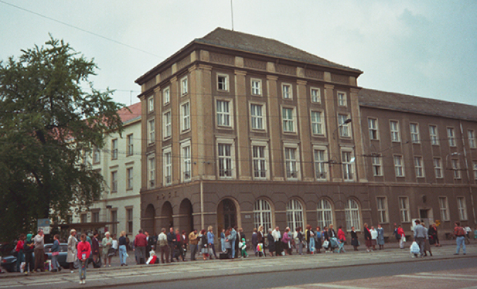 Vor grauen Fassade wurde das Leben bunt. Wie hier am alten Postgebäude der Stadt Cottbus.