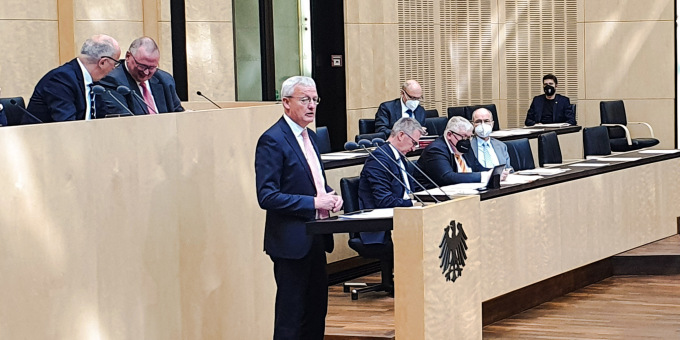 Verkehrsminister Beermann steht im Bundesrat am Rednerpult und spricht zum 9-Euro-Ticket