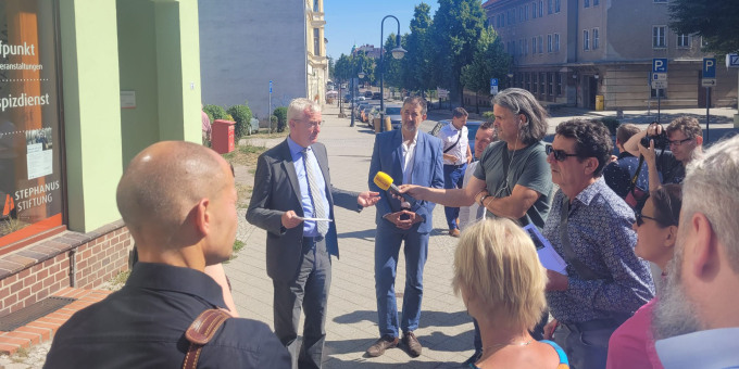 Minister Beermann und Ministerin Schüle vor der Stephanus-Stiftung
