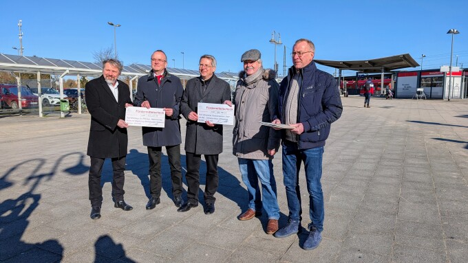 Infrastrukturminister Tabbert übergibt Fördermittelscheks in Wittenberge auf dem Bahnhofsvorplatz 