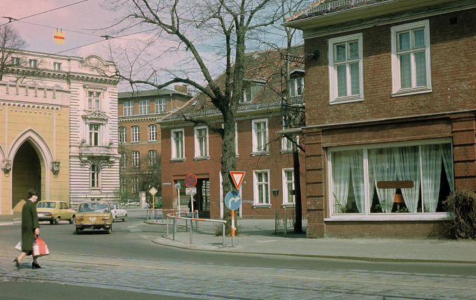 Am Café Heider am Nauener Tor in Potsdam müssen die Fußgänger damals nicht nur auf die Straßenbahn achten.