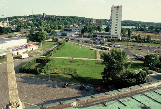 Noch aber warten auch die Plätze darauf, dass Geschichte neu gebaut wird - wie hier das Areal am Alten Markt. 